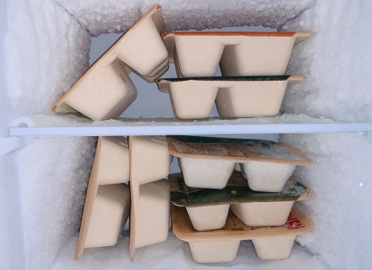 冷凍庫に入れた冷凍弁当のパッケージ